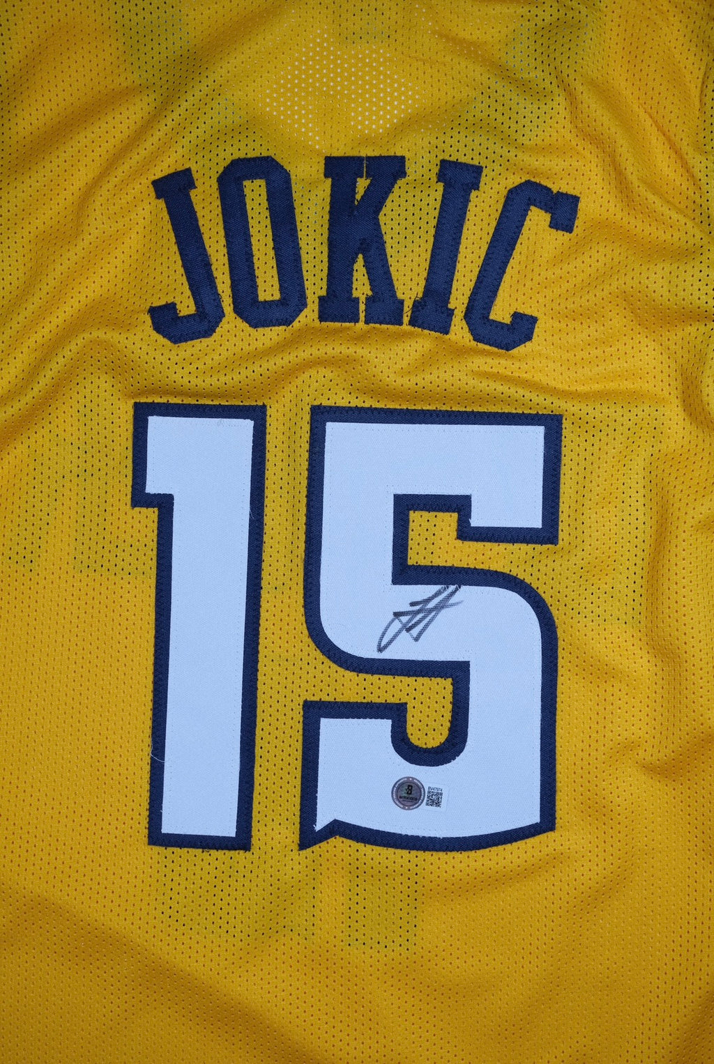 Nikola Jokić Signed Denver Nuggets Yellow Alternate Jersey #15 (Beckett)
