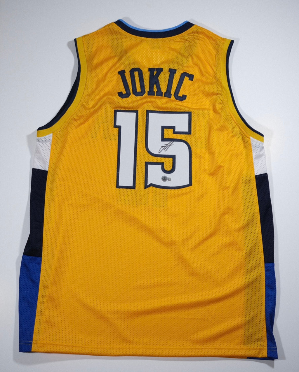 Nikola Jokić Signed Denver Nuggets Yellow Alternate Jersey #15 (Beckett)